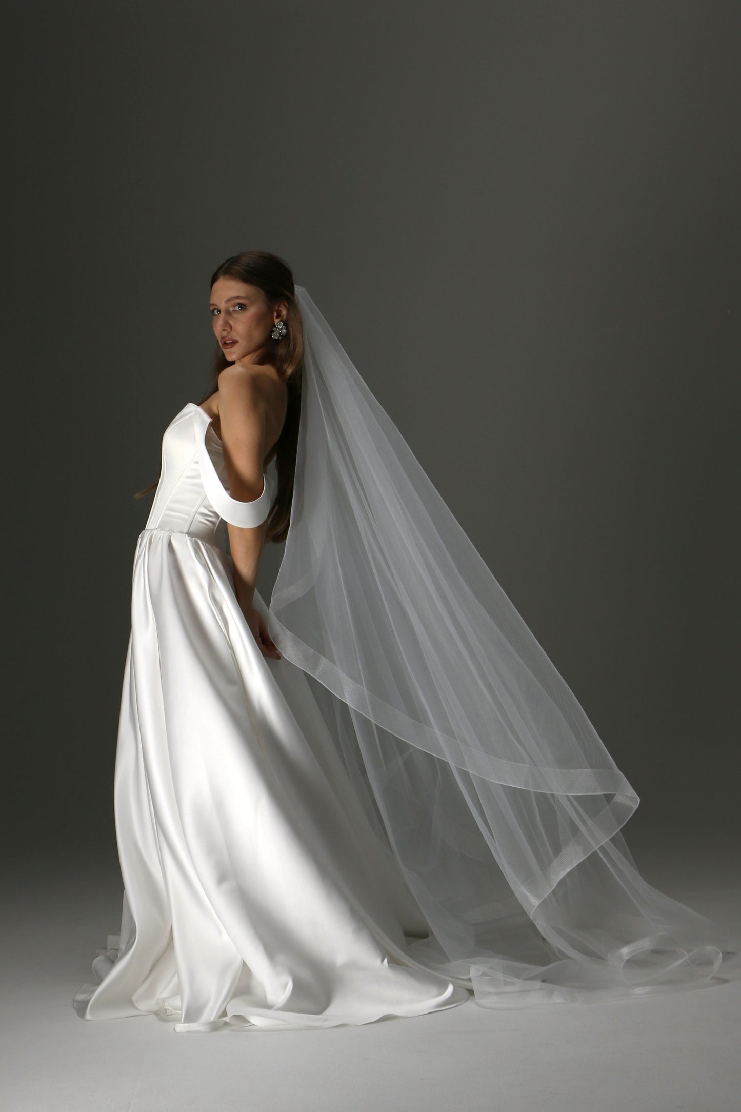 Single Tier Cathedral Veil – Modern Cascade Cut with Wide Horsehair Border - M1012